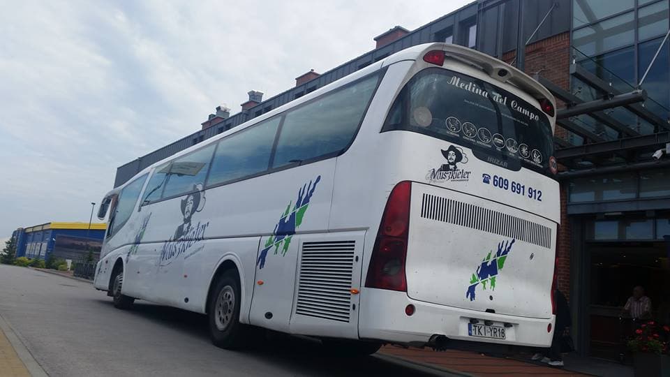Autokar, bus czy minibus — jaki pojazd wybrać na Twój wyjazd? - poradnik